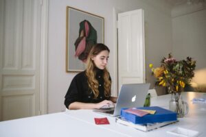 Read more about the article Remote Jobs Hiring Now No Experience Needed 2025